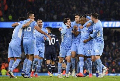 Com gol de Fernandinho no fim, City vence West Ham e recupera vice-liderança