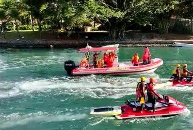 Familiares cobram Marinha por não divulgarem coordenada de mochila encontrada em buscas por bimotor