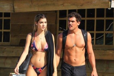 Fotos! Felipe Roque curte praia do Rio com amiga