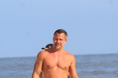 De sunga, Malvino Salvador vai à praia com família e mostra corpão aos 45