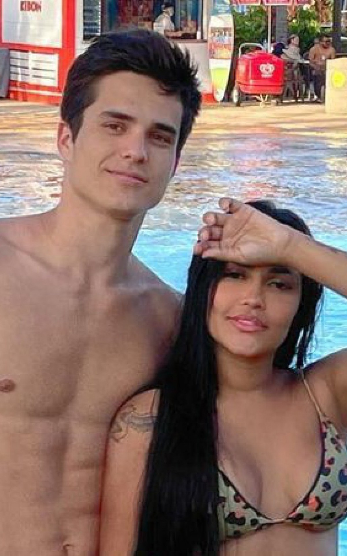 Flay posa com o noivo, Pedro Maia, em parque aquático - Reprodução/Instagram