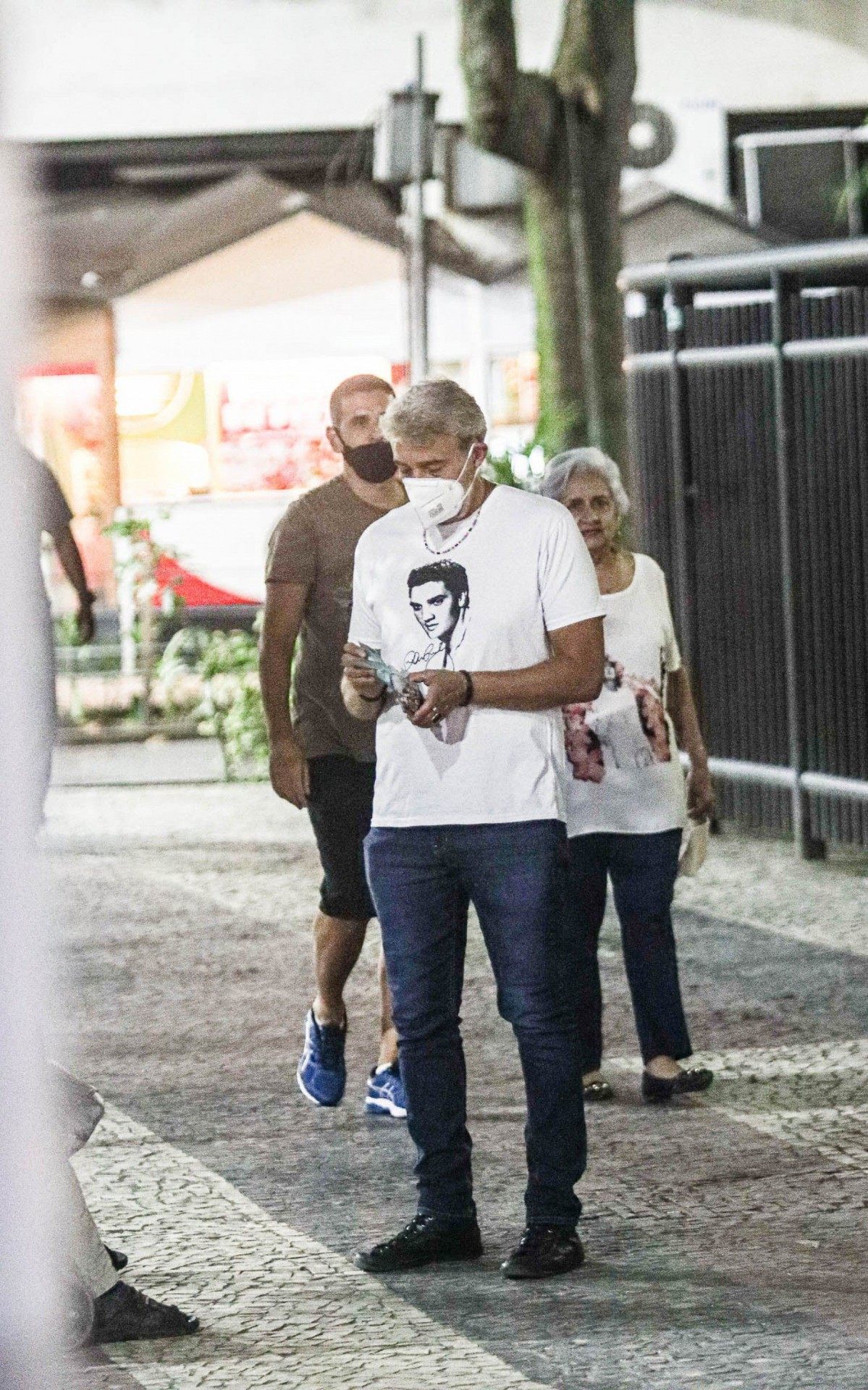 Alexandre Borges d&aacute; R$ 200 a homem que vive em situa&ccedil;&atilde;o de rua