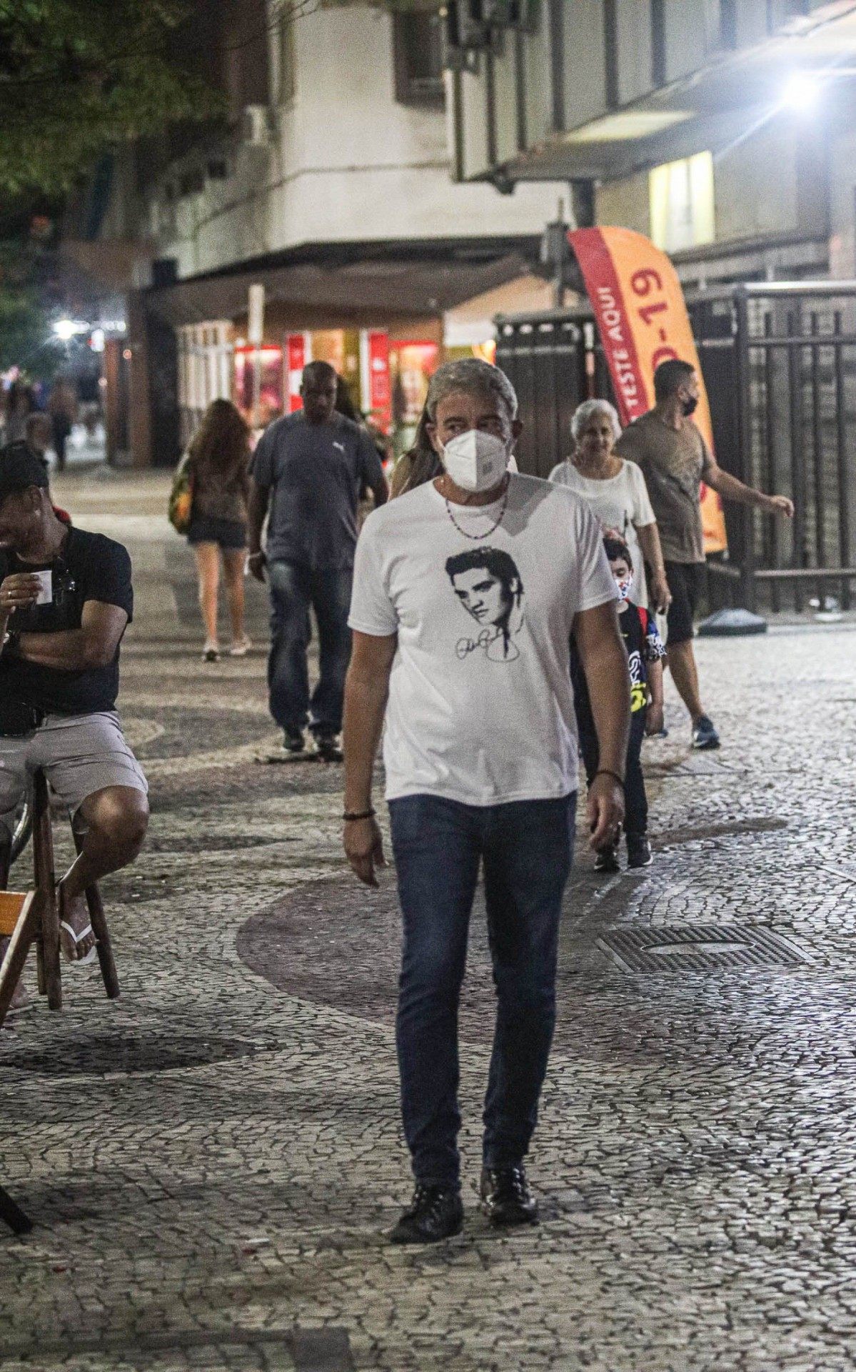 Alexandre Borges d&aacute; R$ 200 a homem que vive em situa&ccedil;&atilde;o de rua