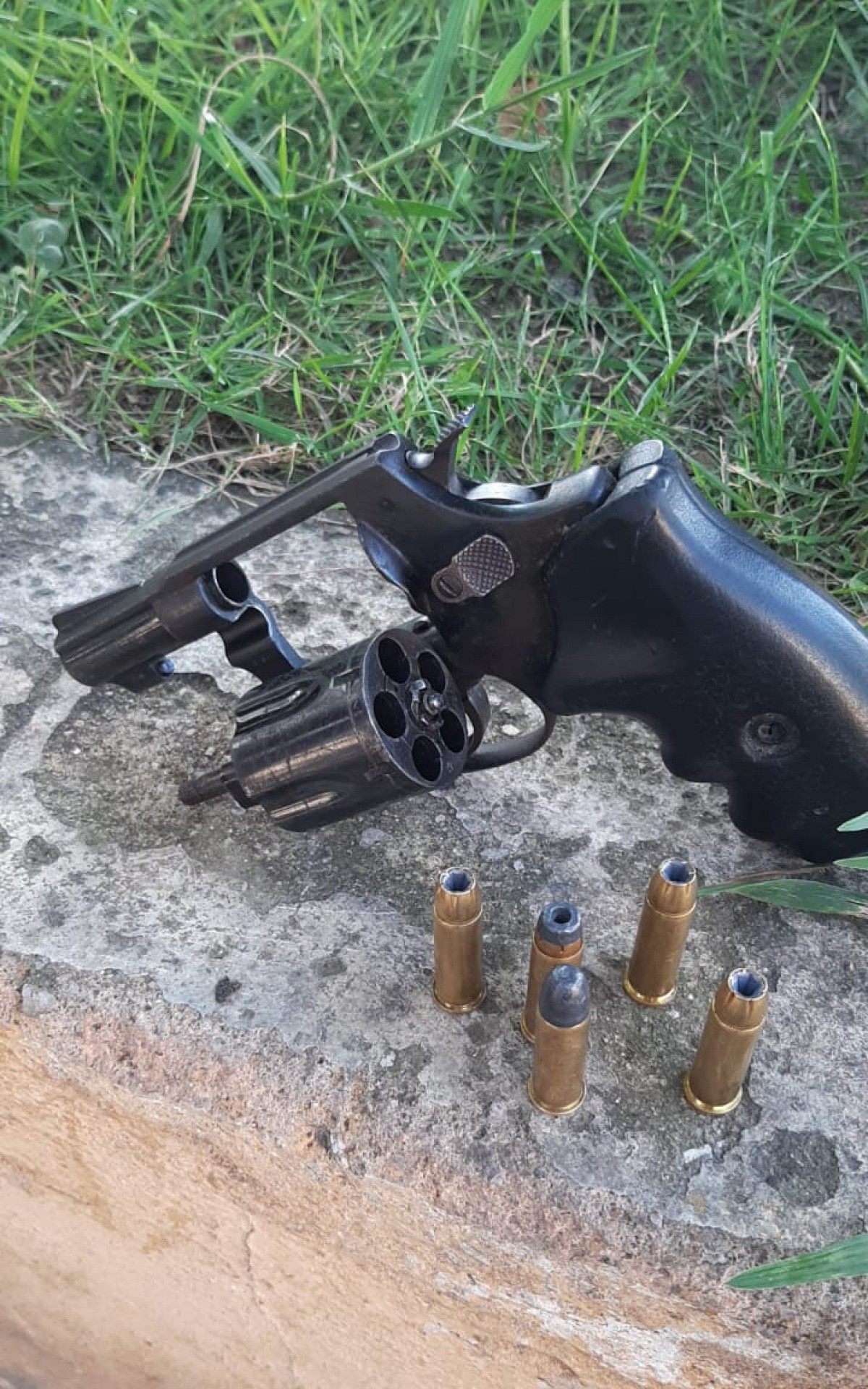 Na ação, os agentes apreenderam um revólver, cinco munições intactas e sete aparelhos celulares