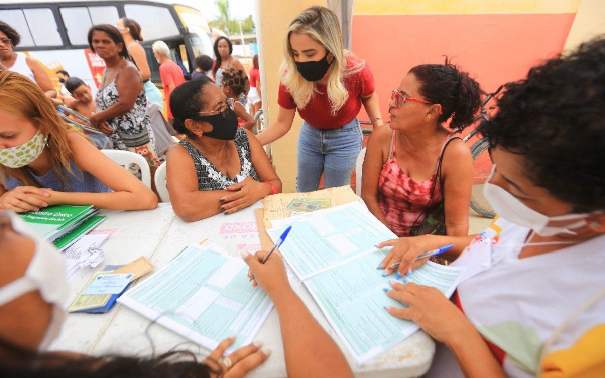 A secret&aacute;ria Brenda Carneiro conversou com as pessoas e destacou a import&acirc;ncia da a&ccedil;&atilde;o social no bairro