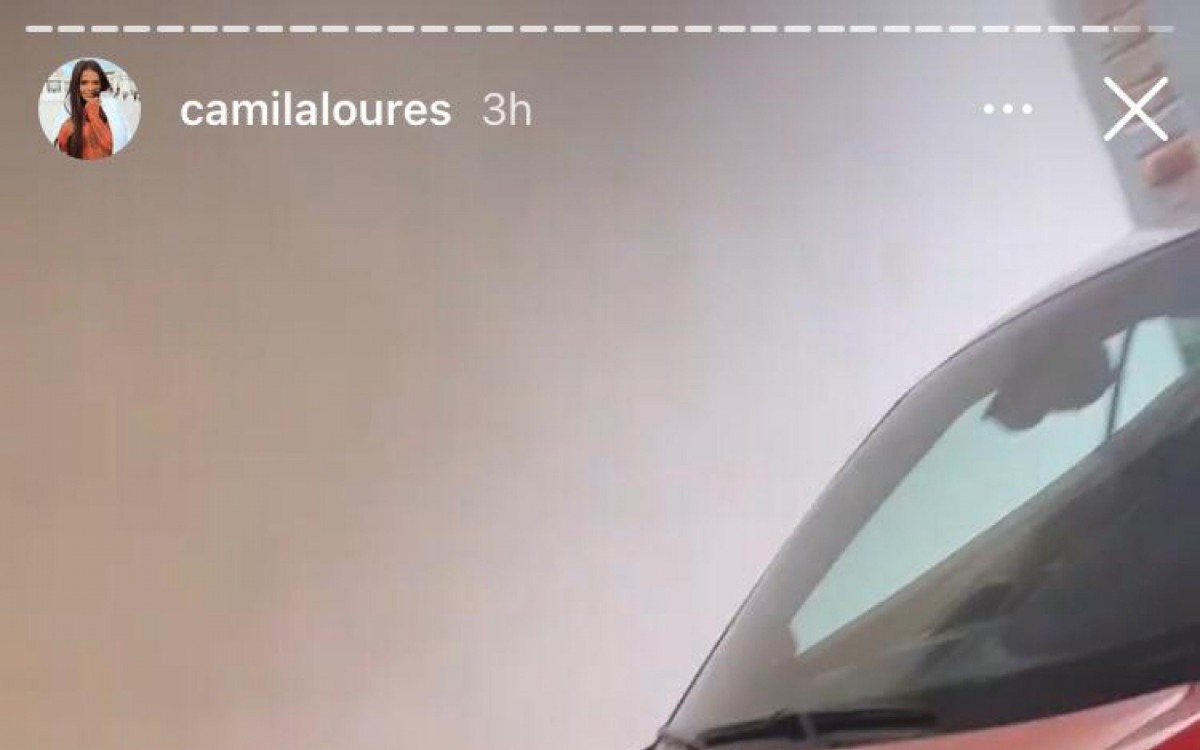 Camila Loures mostrando o carro atrav&eacute;s dos stories