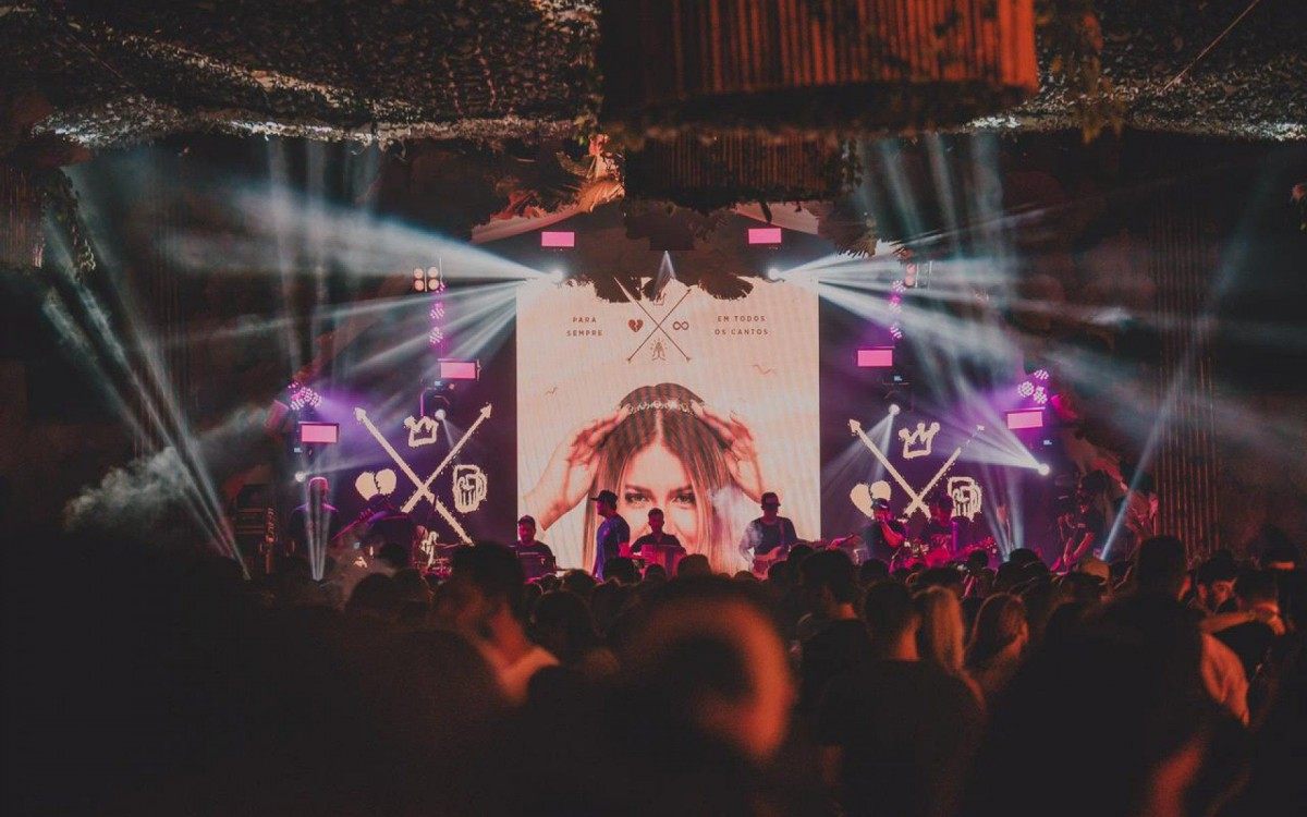 Matheus e Kauan fazem show em Brasília. Os cantores homenagearam Marilia Mendonça 