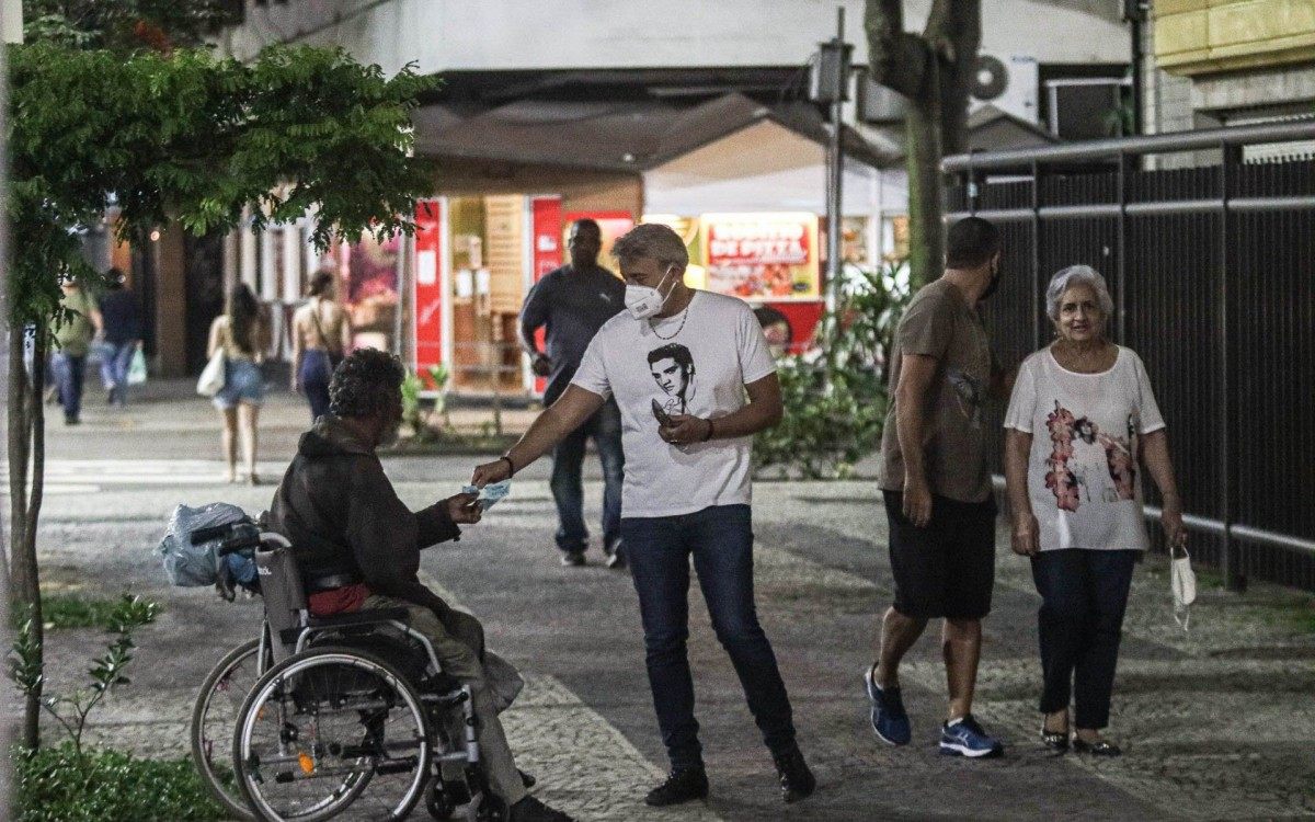 Alexandre Borges dá R$ 200 a homem que vive em situação de rua - Ag. News