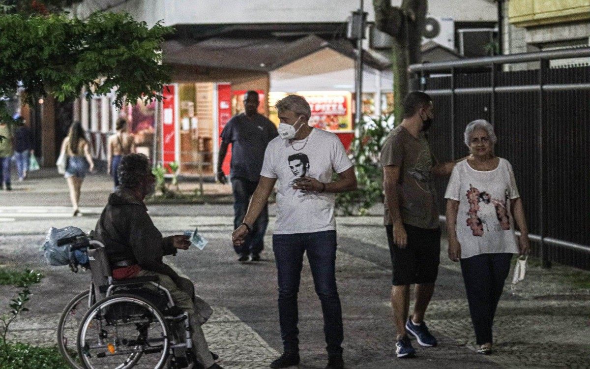 Alexandre Borges d&aacute; R$ 200 a homem que vive em situa&ccedil;&atilde;o de rua