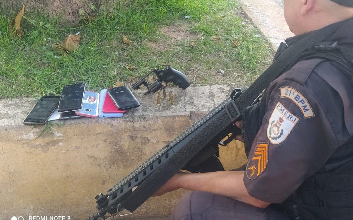Na ação, os agentes apreenderam um revólver, cinco munições intactas e sete aparelhos celulares