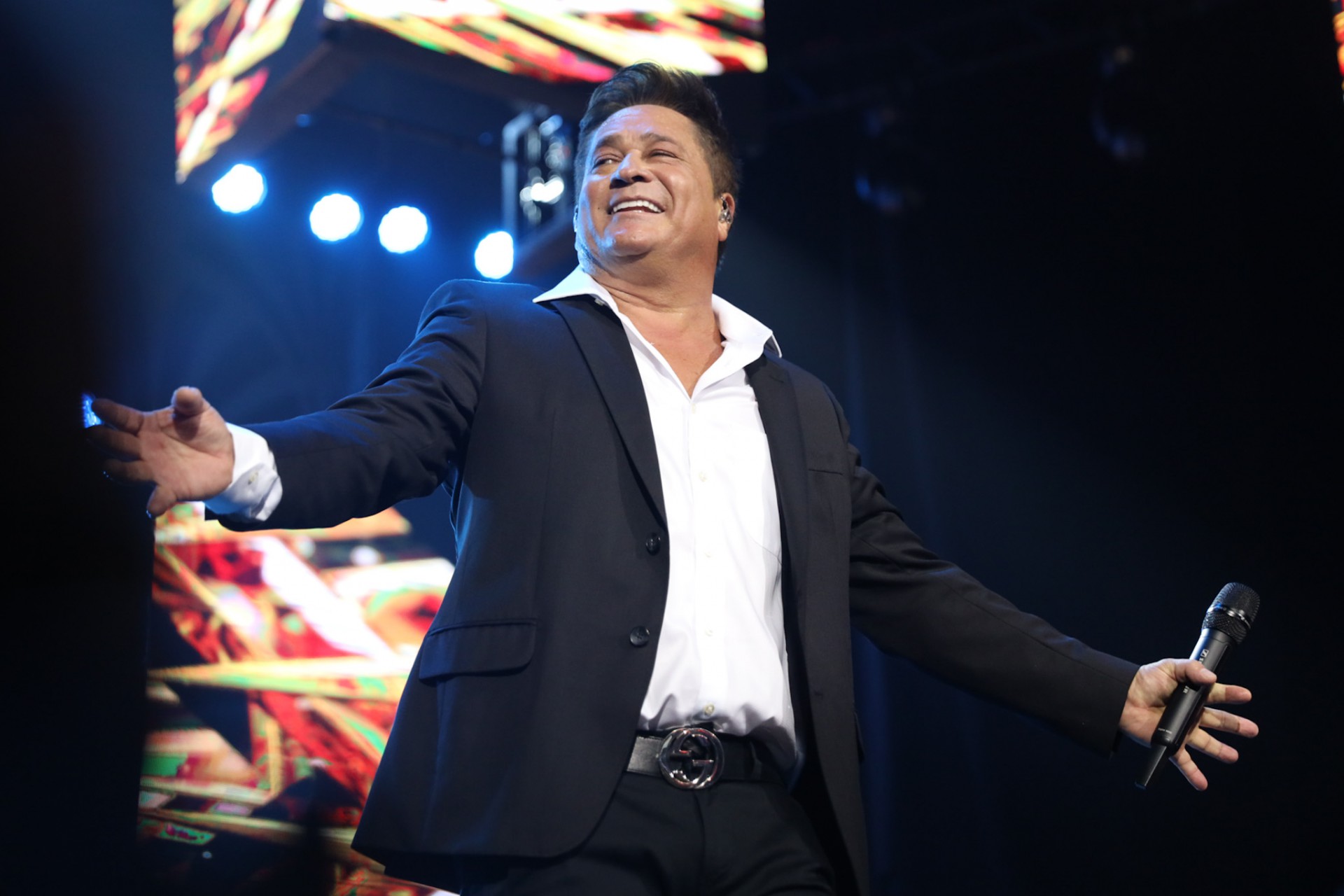 filhos do cantor Leonardo assistem ao show