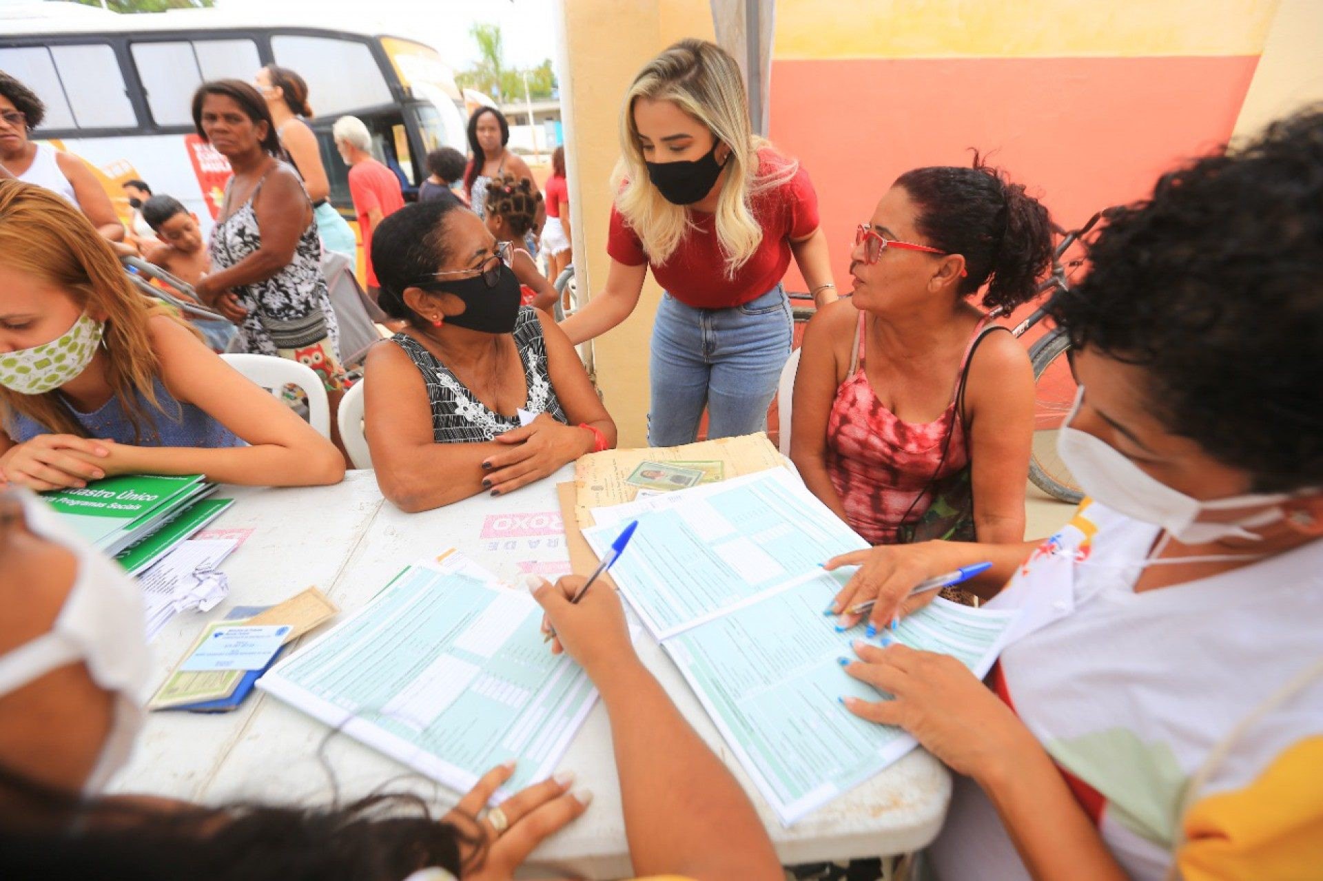 A secret&aacute;ria Brenda Carneiro conversou com as pessoas e destacou a import&acirc;ncia da a&ccedil;&atilde;o social no bairro - Rafael Barreto / PMBR