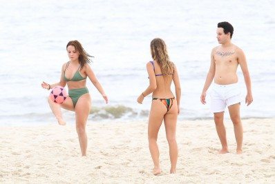 Larissa Manoela joga altinha na praia com amigas