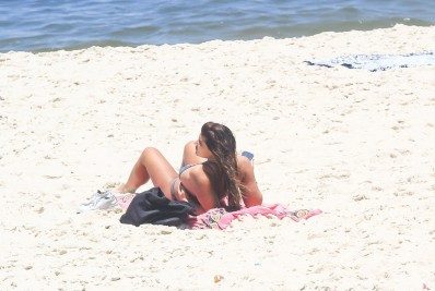 Linda! Giulia Costa renova o bronzeado em praia da Zona Oeste do Rio