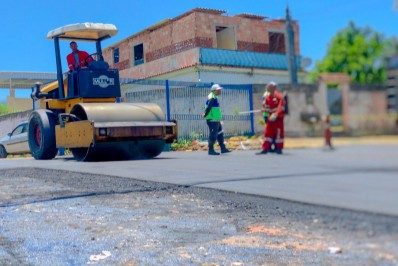 Parte da Avenida Automóvel Clube, em Meriti, começa a receber novo asfalto