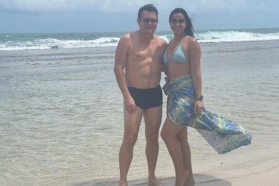 Ex de Joelma, Ximbinha posa de sunga ao lado de atual mulher