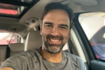 Tadeu Schmidt surge de barba em seu primeiro dia de trabalho no 'BBB': 'Diferente'