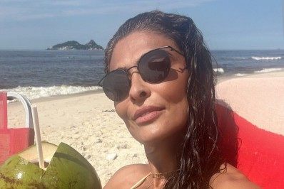Sol e mar! Juliana Paes toma água de coco e mostra barriga chapada em praia
