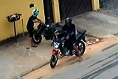 Bandidos levam 30 segundos para roubar moto estacionada próximo ao Batalhão da PM em Belford Roxo. Veja o vídeo!