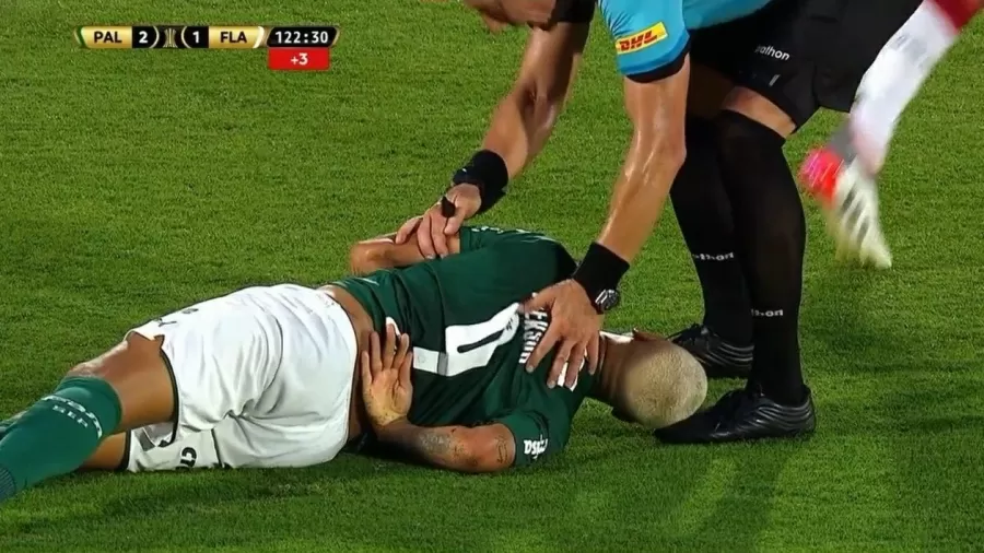 Deyverson fez simulação achando que árbitro era jogador do Flamengo: 'Não sabia que era ele'