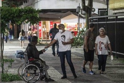 Alexandre Borges dá R$ 200 para homem que vive em situação de rua