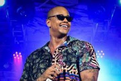 Léo Santana ironiza aglomeração em estádio: ' Até quando?'