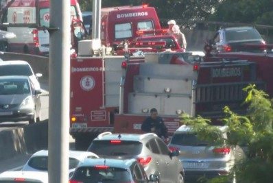 Quatro carros e uma motocicleta se envolvem em acidente no Elevado Paulo de Frontin