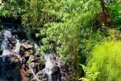 Vídeo! Grávida, Thaila Ayala posa nua em banho de cachoeira: 'Mãe natureza'