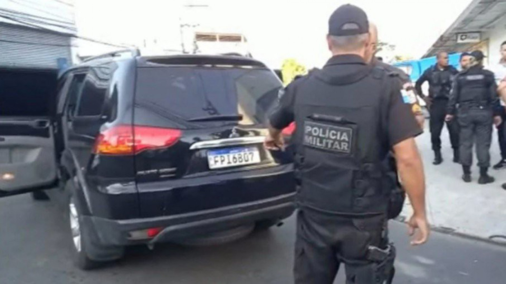 Policial é preso após atirar em homem que entrava no próprio carro no DF
