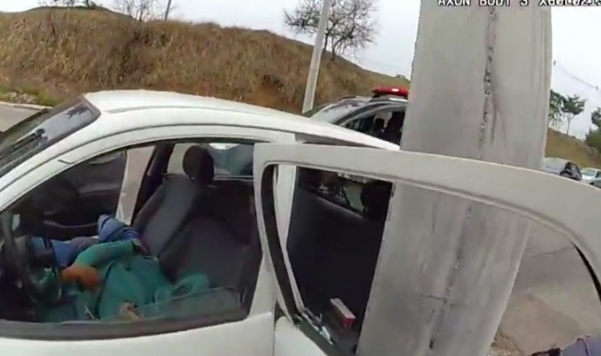 Investigações da Corregedoria apontam que PMS mataram um homem rendido e desarmado, além de alterar a cena do crime para forjar um confronto - Reprodução/TV Globo