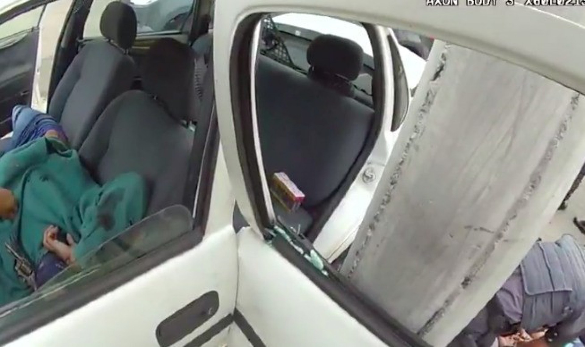 Investigações da Corregedoria apontam que PMS mataram um homem rendido e desarmado, além de alterar a cena do crime para forjar um confronto - Reprodução/TV Globo