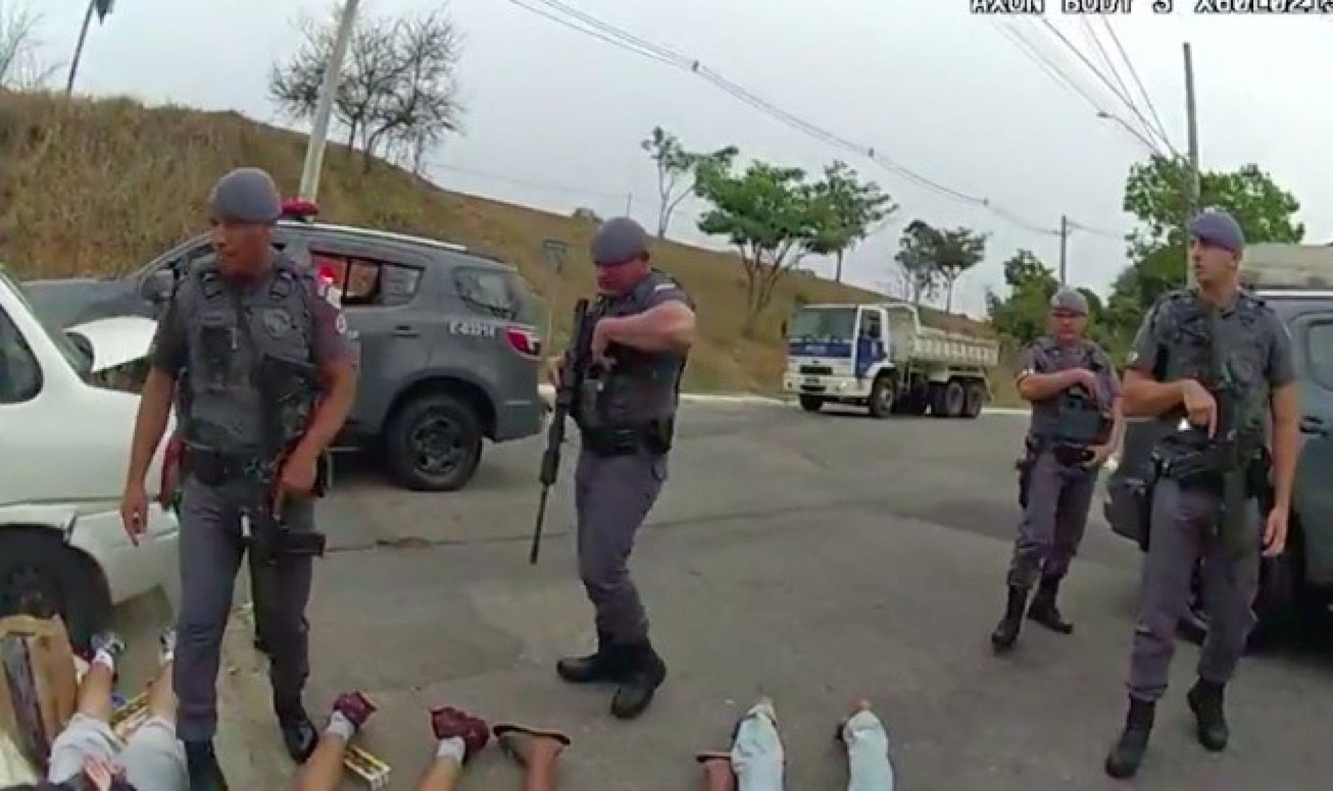 Investigações da Corregedoria apontam que PMS mataram um homem rendido e desarmado, além de alterar a cena do crime para forjar um confronto - Reprodução/TV Globo