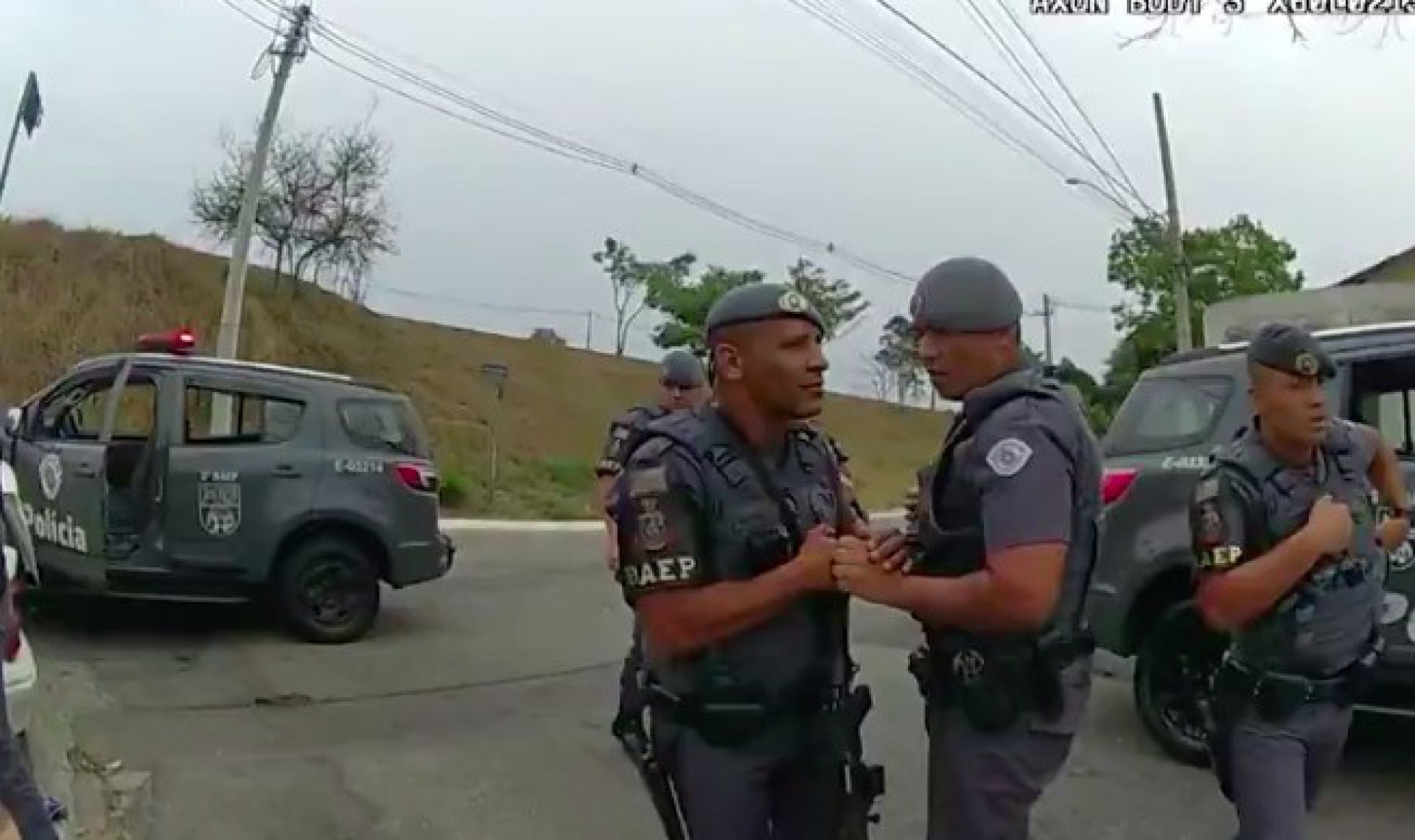 Investigações da Corregedoria apontam que PMS mataram um homem rendido e desarmado, além de alterar a cena do crime para forjar um confronto - Reprodução/TV Globo