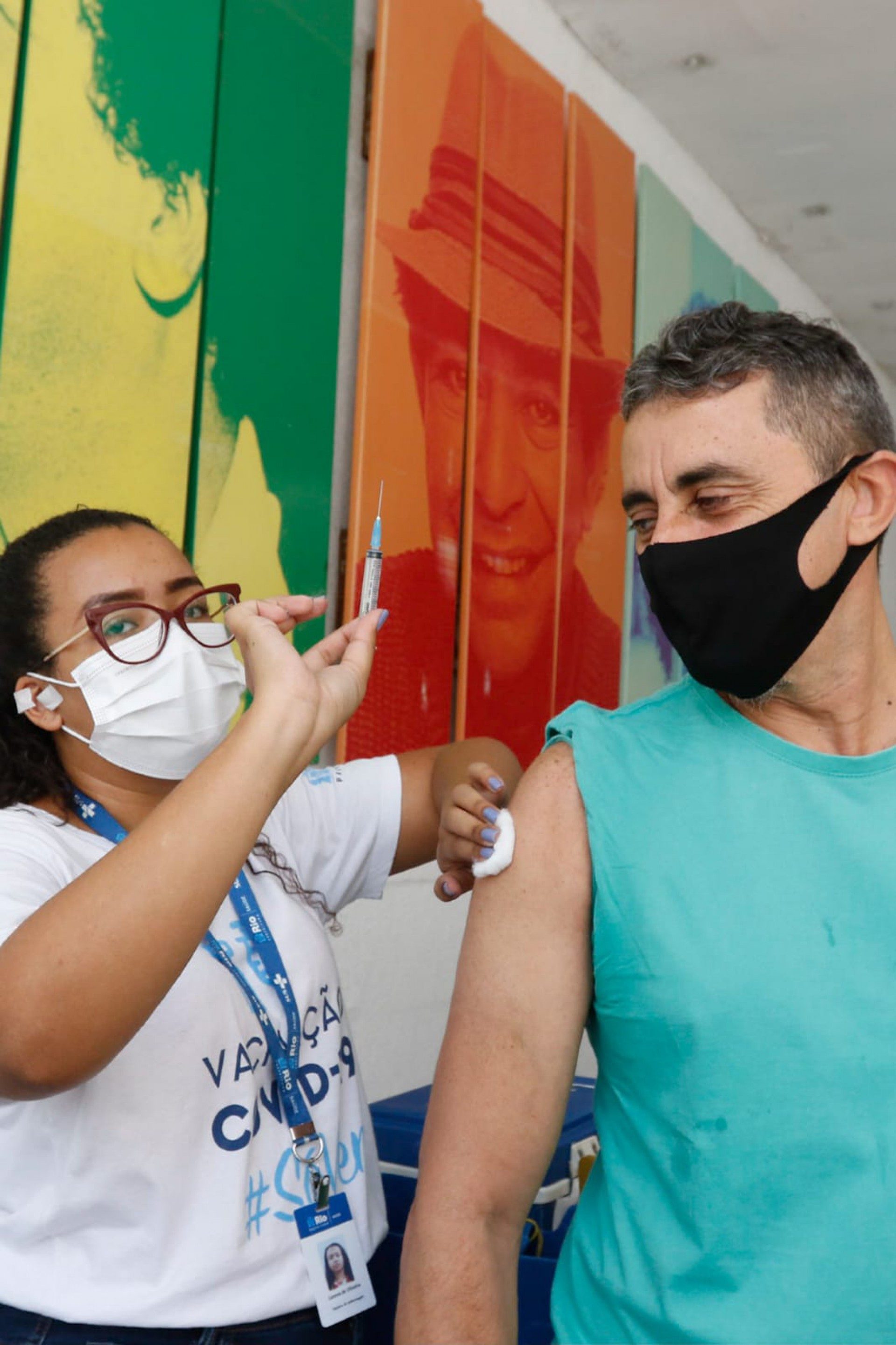 George Guedes, de 59 anos, recebe a dose de reforço da vacina contra a covid-19 no Centro Cultural João Nogueira, o Imperator, no Méier - REGINALDO PIMENTA/AGÊNCIA O DIA