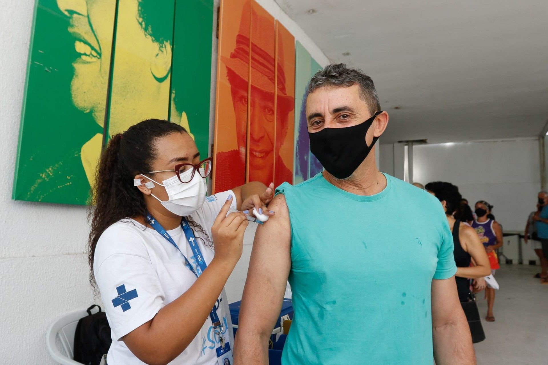 George Guedes, de 59 anos, recebe a dose de reforço da vacina contra a covid-19 no Centro Cultural João Nogueira, o Imperator, no Méier - REGINALDO PIMENTA/AGÊNCIA O DIA