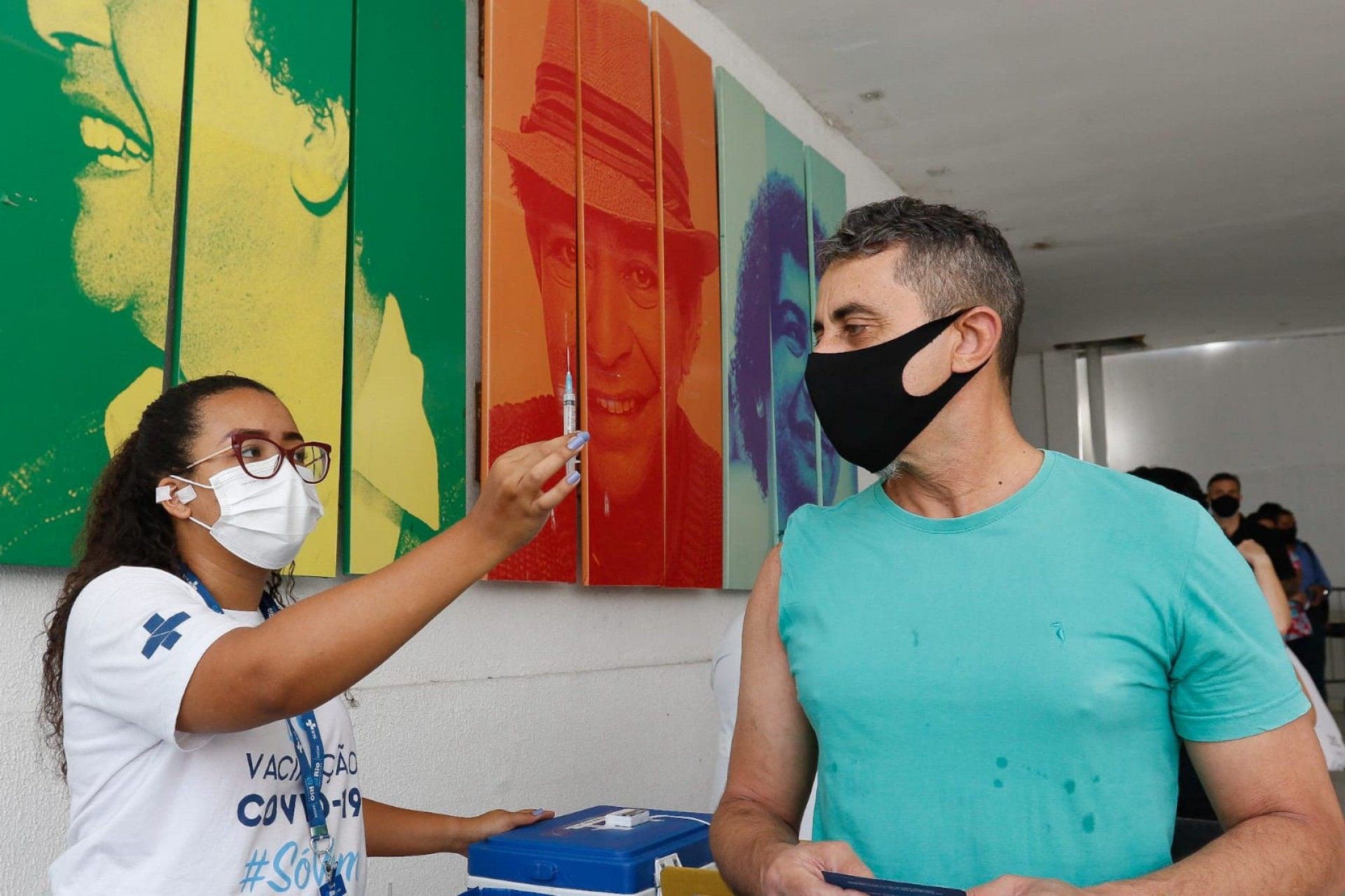 George Guedes, de 59 anos, recebe a dose de reforço da vacina contra a covid-19 no Centro Cultural João Nogueira, o Imperator, no Méier - REGINALDO PIMENTA/AGÊNCIA O DIA