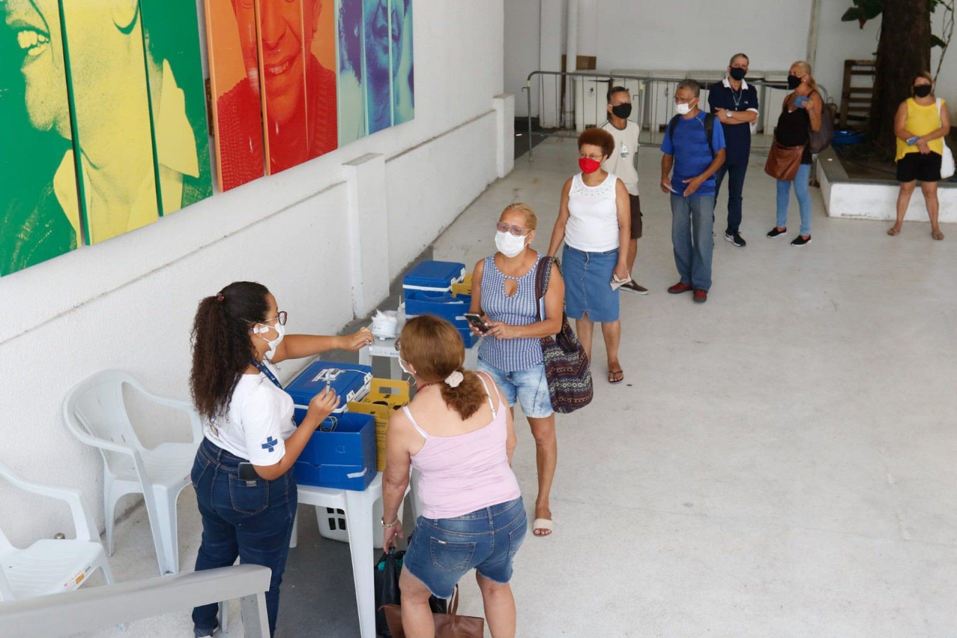 George Guedes, de 59 anos, recebe a dose de reforço da vacina contra a covid-19 no Centro Cultural João Nogueira, o Imperator, no Méier - REGINALDO PIMENTA/AGÊNCIA O DIA