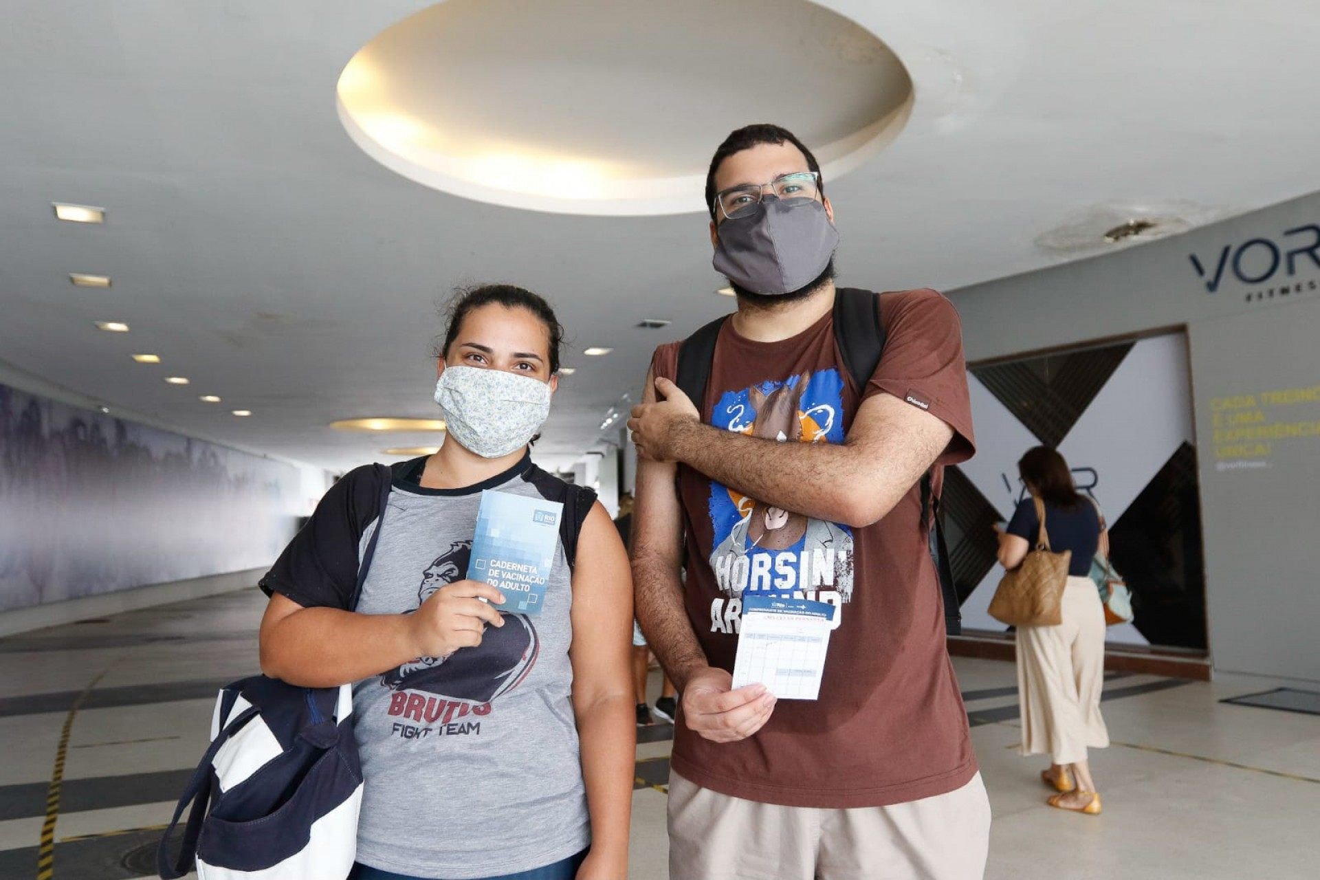 George Guedes, de 59 anos, recebe a dose de reforço da vacina contra a covid-19 no Centro Cultural João Nogueira, o Imperator, no Méier - REGINALDO PIMENTA/AGÊNCIA O DIA