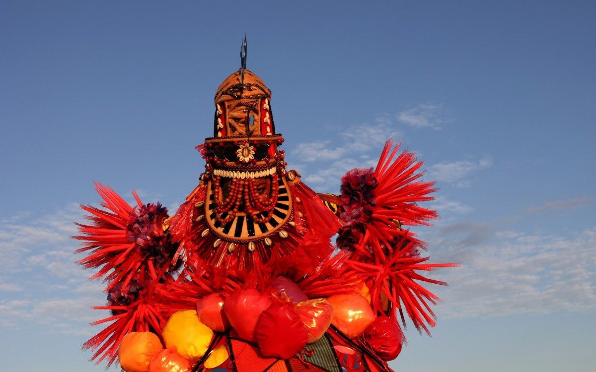 Contra o racismo religioso, Grande Rio divulga ensaio fotogr&aacute;fico que mostra diferentes facetas de Exu
