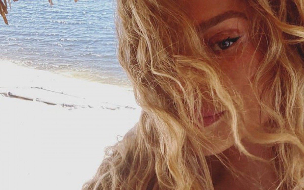 Grazi Massafera mostra sua beleza em ensaio para marca de moda praia