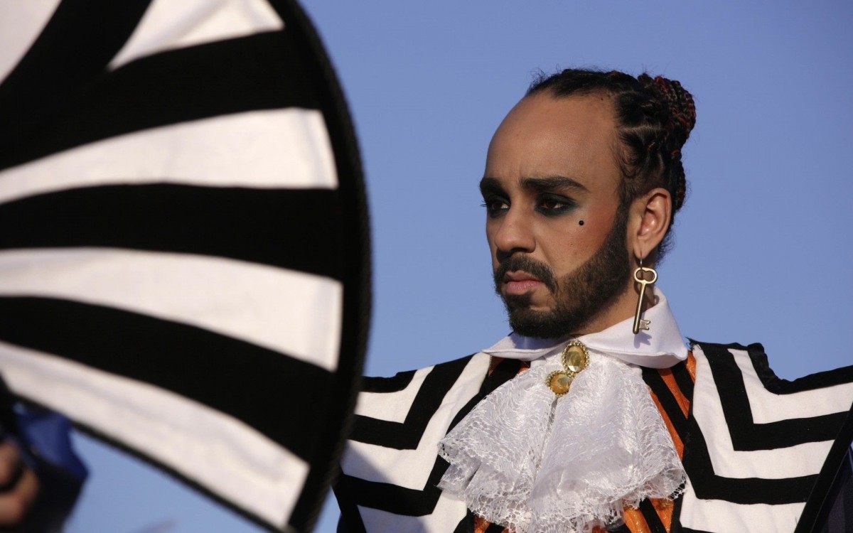 Contra o racismo religioso, Grande Rio divulga ensaio fotogr&aacute;fico que mostra diferentes facetas de Exu
