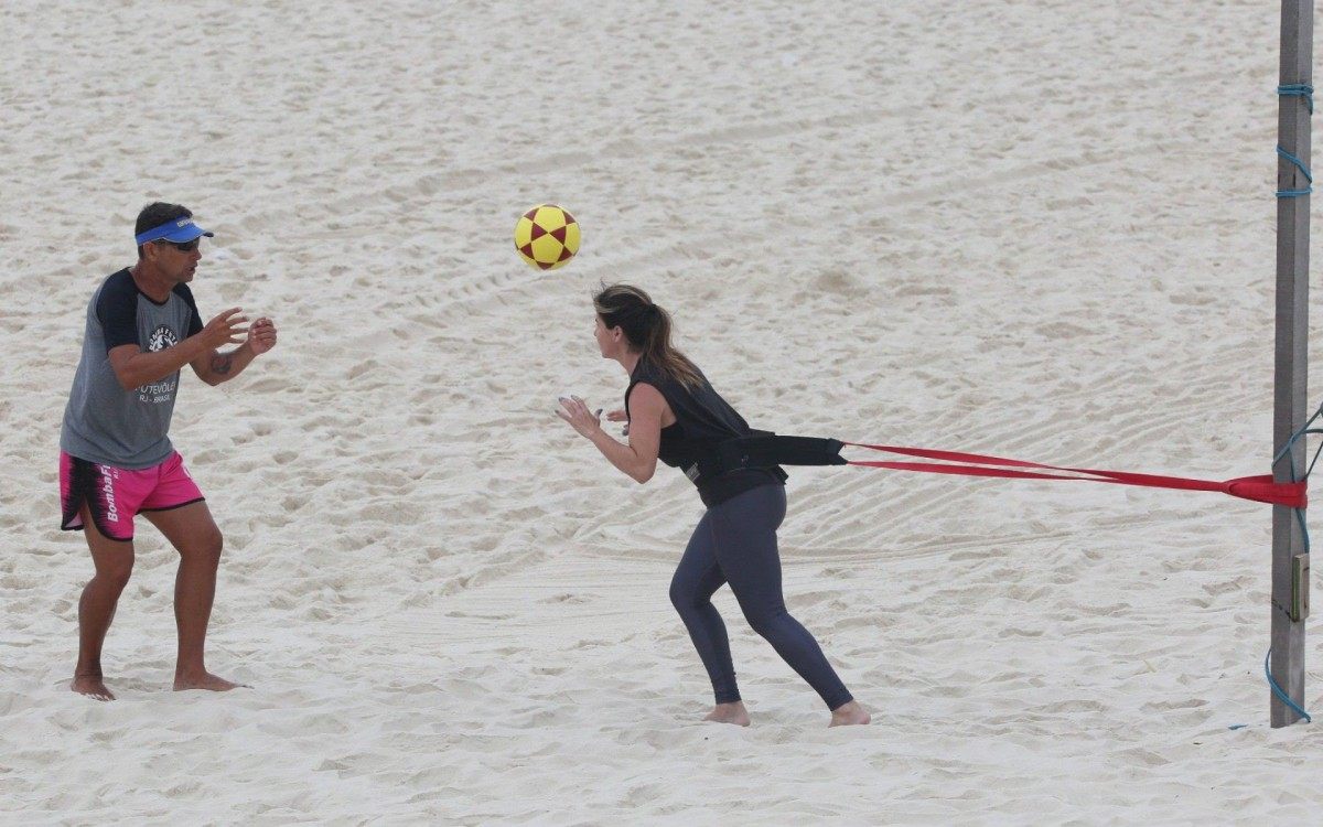 Giovanna Antonelli sua a camisa em treino funcional na Praia da Barra da Tijuca, na Zona Oeste do Rio