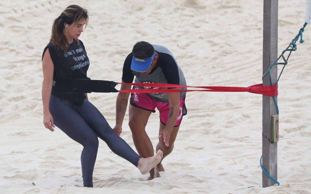 Giovanna Antonelli sua a camisa em treino funcional na Praia da Barra da Tijuca, na Zona Oeste do Rio