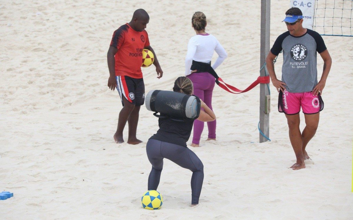 Giovanna Antonelli sua a camisa em treino funcional na Praia da Barra da Tijuca, na Zona Oeste do Rio