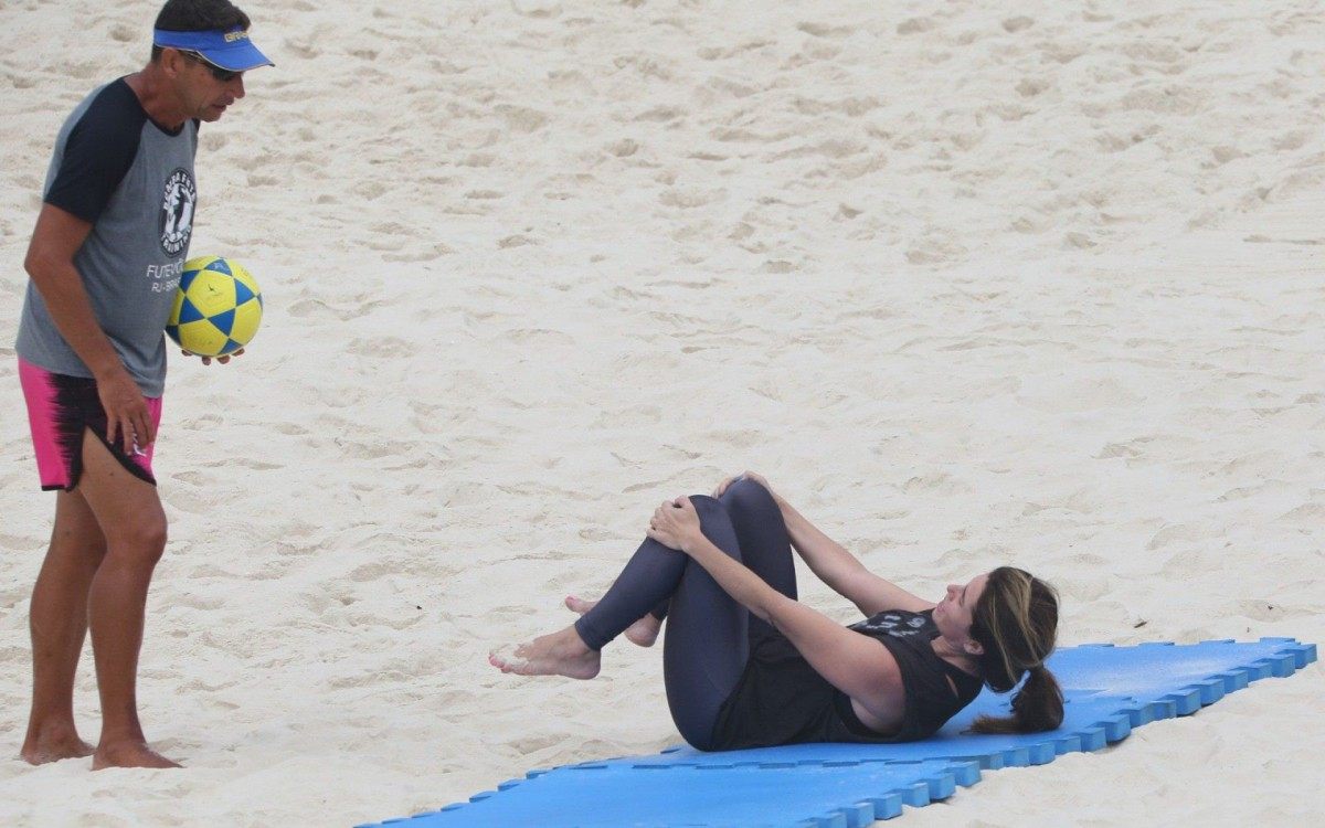 Giovanna Antonelli sua a camisa em treino funcional na Praia da Barra da Tijuca, na Zona Oeste do Rio