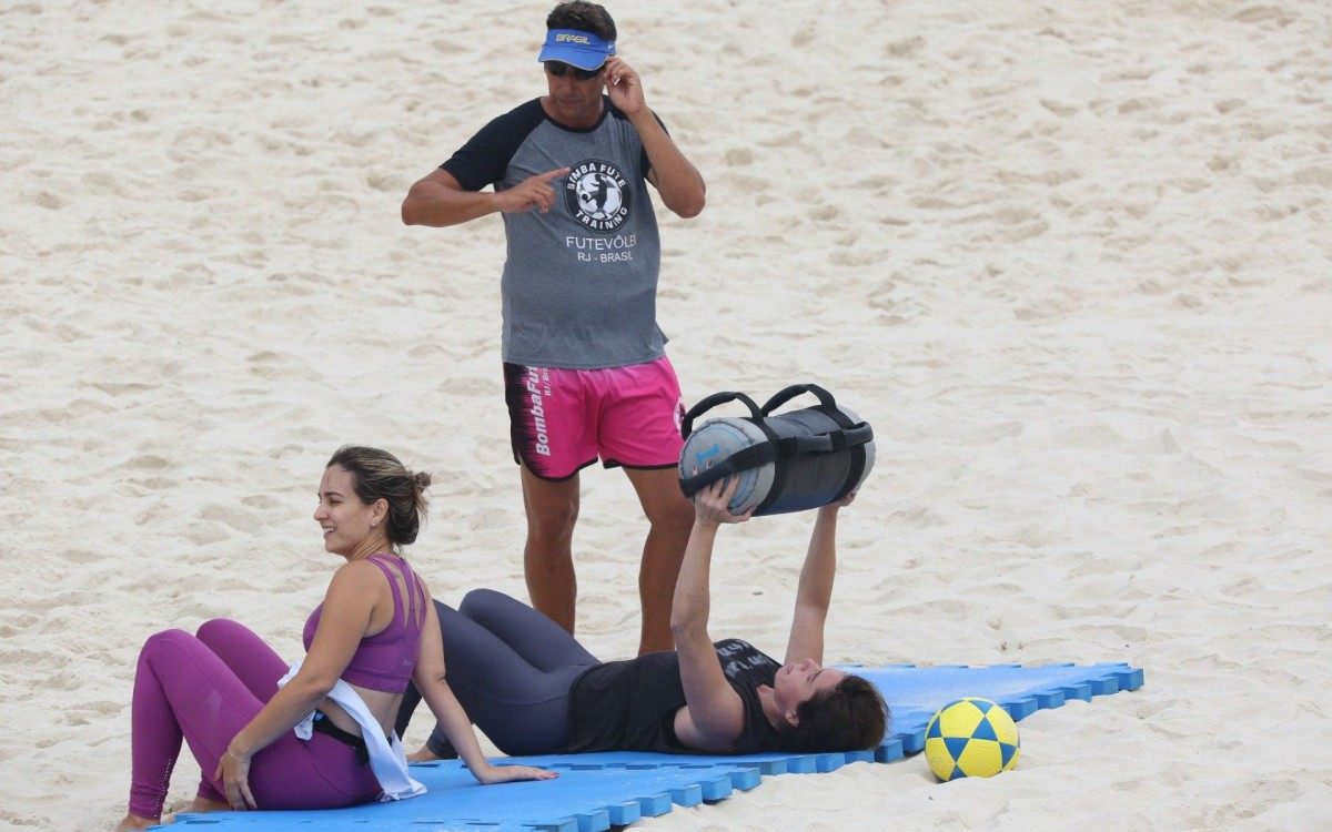 Giovanna Antonelli sua a camisa em treino funcional na Praia da Barra da Tijuca, na Zona Oeste do Rio