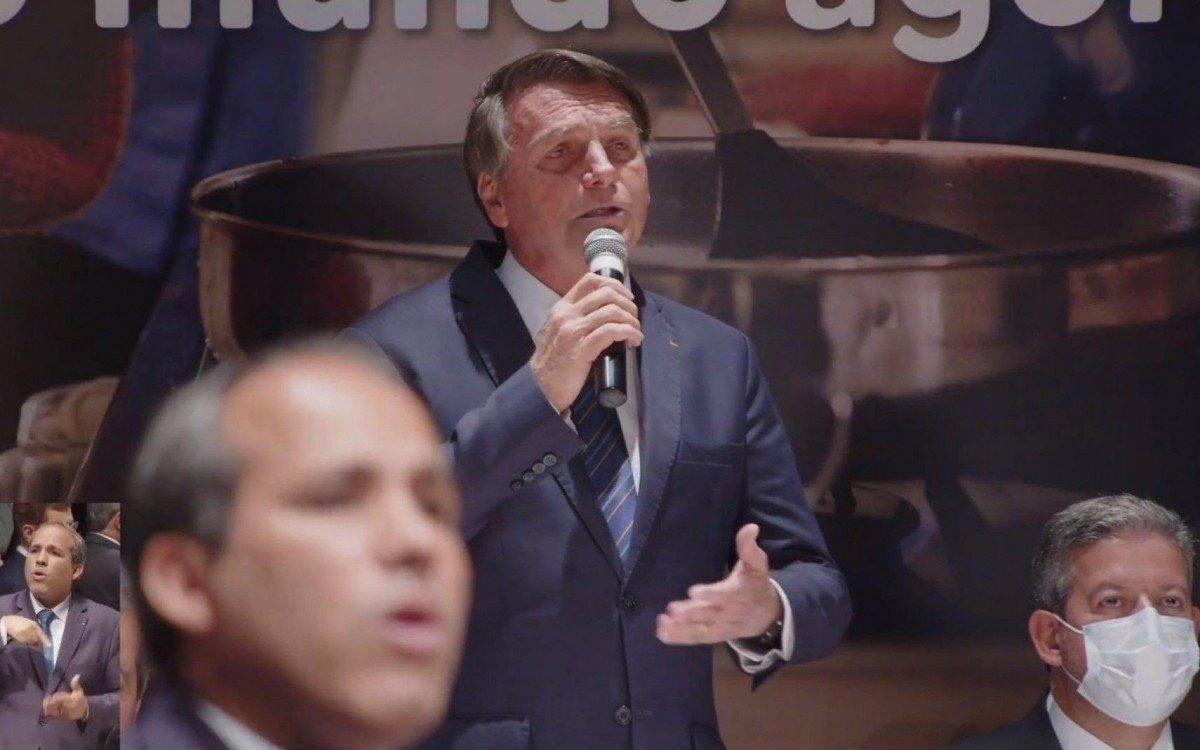 Bolsonaro durante a cerim&ocirc;nia de filia&ccedil;&atilde;o ao Partido Liberal (PL) nesta ter&ccedil;a-feira, 30