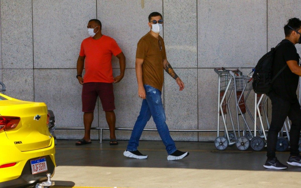 Irm&atilde;o de Mar&iacute;lia Mendon&ccedil;a, o cantor Jo&atilde;o Gustavo desembarcou com sua equipe no aeroporto Santos Dumont no Rio de Janeiro