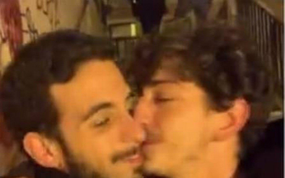 Johnny Massaro e o namorado, Jo&atilde;o Pedro Accioly