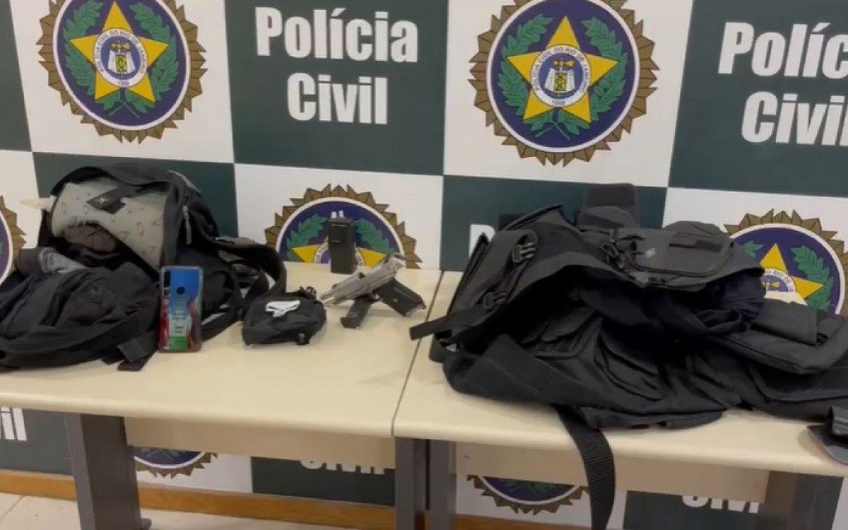 Com o criminoso, foram encontrados fardamento, coletes e coturnos militares